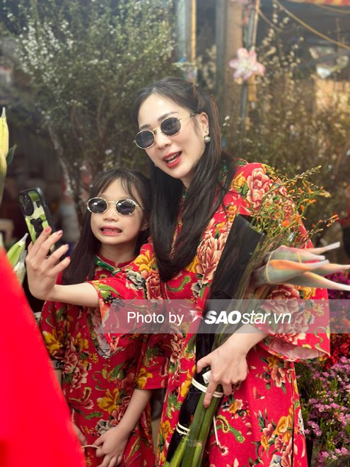 Nhiều gia đình tranh thủ dịp cuối tuần đưa con nhỏ đi dạo phố, chụp bộ ảnh đón Tết.  