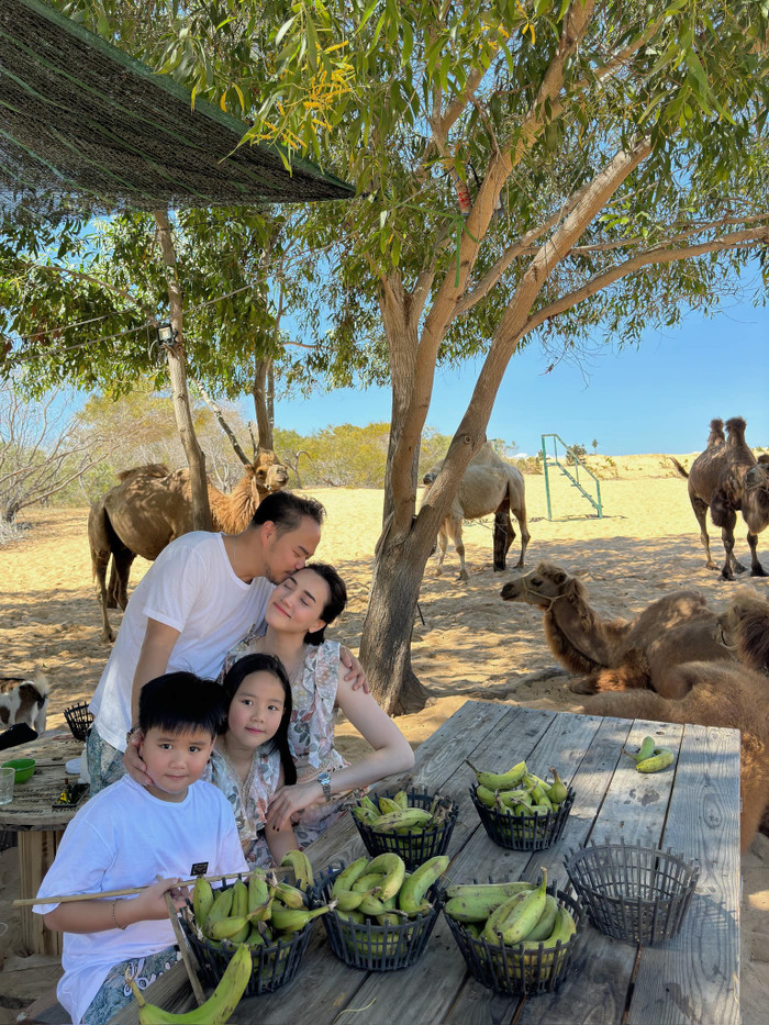 Về phía Trang Nhung, cô tái xuất sau 10 năm vắng bóng, dành trọn thời gian để chăm sóc tổ ấm nhỏ.