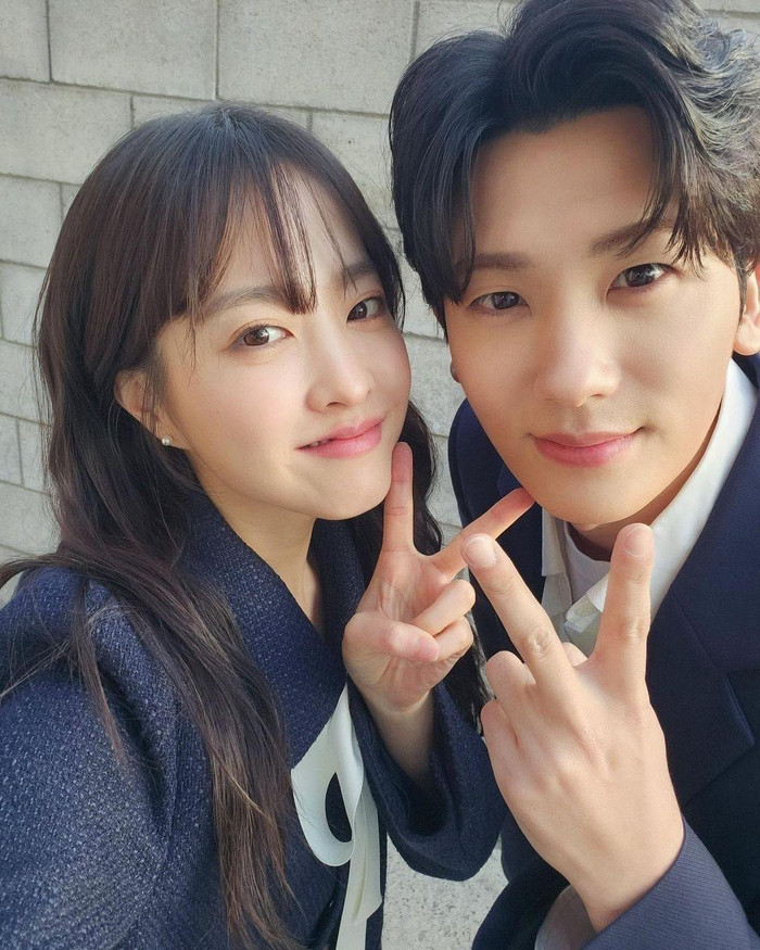 Park Hyung Sik - Park Bo Young được 'đẩy thuyền' nhiệt tình suốt 7 năm qua.