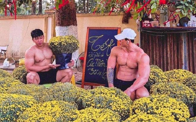 Danh tính bất ngờ hai chàng trai 6 múi bán cúc mâm xôi gây chú ý cả một góc phố Ảnh 2