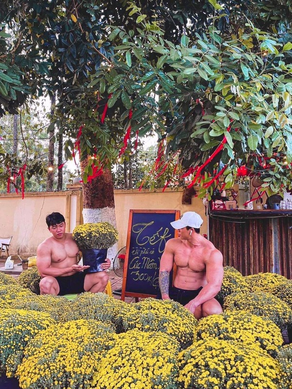 Hình ảnh anh Hùng và anh Trung Phạm bên những chậu cúc mâm xôi gây sốt những ngày qua