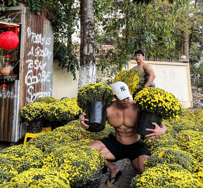 Danh tính bất ngờ hai chàng trai 6 múi bán cúc mâm xôi gây chú ý cả một góc phố Ảnh 3