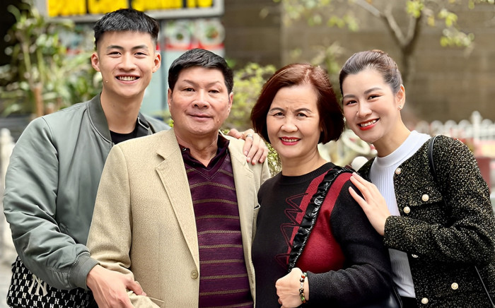 Mỹ nam Chúng Ta Của 8 Năm Sau khoe ảnh gia đình, nhan sắc bố mẹ và chị gái ruột gây sốt Ảnh 2