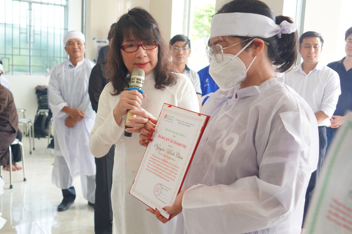 Đại học Đông Á Đà Nẵng trao bằng kỹ sư danh dự cho gia đình sinh viên không may qua đời vì bạo bệnh.