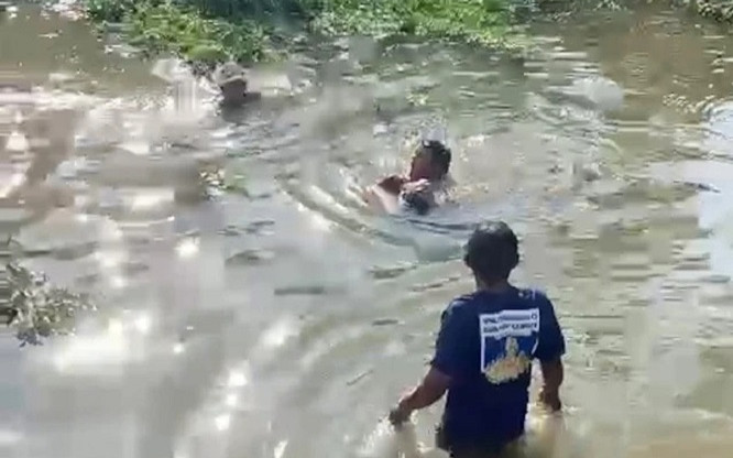 Cán bộ công an xã lao xuống ao cứu sống bé trai bị đuối nước Ảnh 2