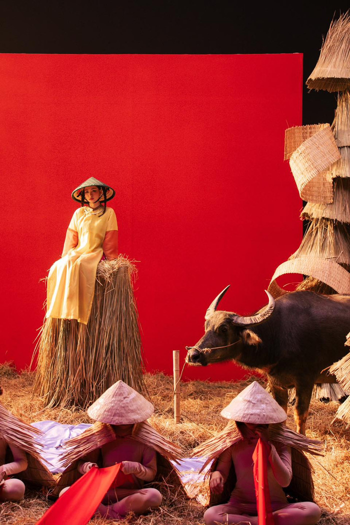 Hòa Minzy tiết lộ suýt bị trâu húc khi quay MV Ảnh 3