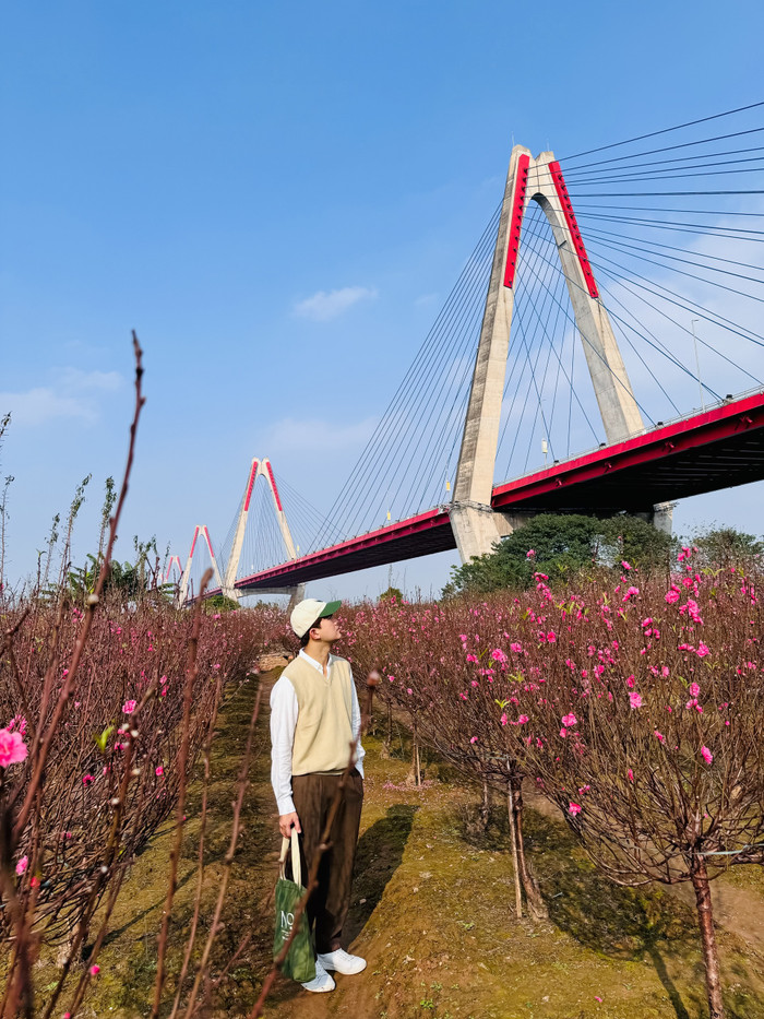 Các cô chú chủ vườn rất thân thiện, vào đây chủ vườn thu 50k/người nhưng bạn nào khéo có thể xin vào chơi, chụp hình miễn phí. (Ảnh: Sơn Tùng) 