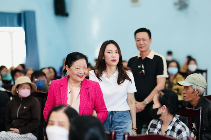 Mỹ Tâm rạng rỡ trong buổi thiện nguyện cùng bố mẹ tại quê nhà Đà Nẵng.