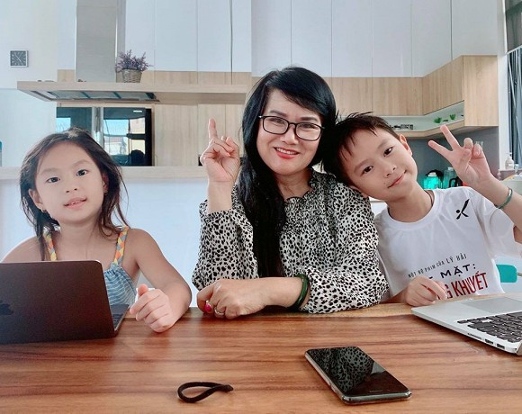 Mẹ Minh Hà giúp con chăm sóc cháu ngoại.