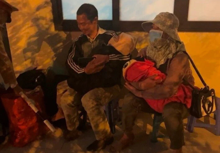 Gia đình anh G. được tổ công tác phát hiện trong tình trạng đói, rét và mất phương hướng. (Ảnh: VTCNews) 