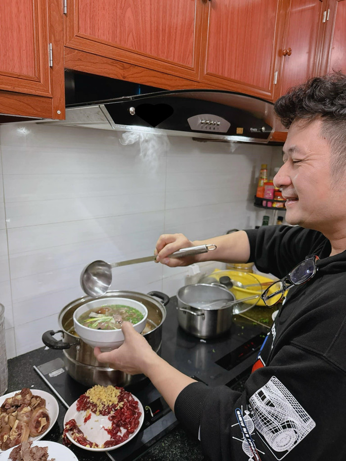 Bằng Kiều nở nụ cười rạng rỡ khi đích thân vào bếp nấu phở bò