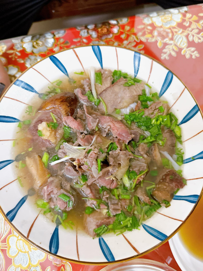 Bát phở đầy đặn, đẹp mắt do Bằng Kiều nấu làm cho dân tình không thể rời mắt