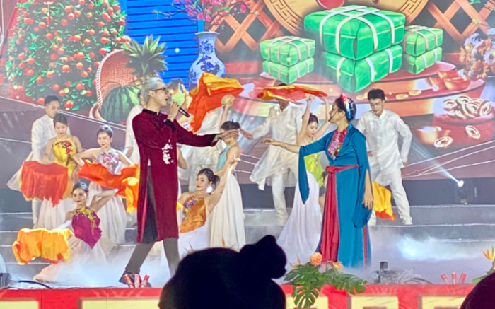 Hà An Huy song ca cùng mẹ trong đêm giao thừa, đón countdown tại thành phố hoa phượng đỏ Ảnh 2