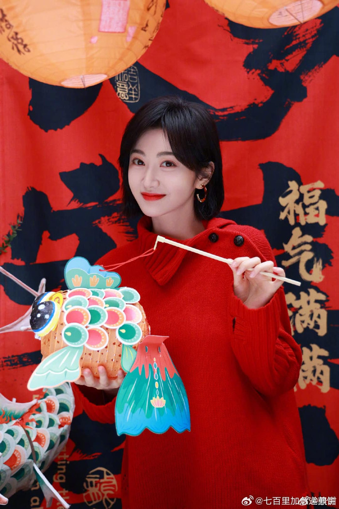 Cảnh Điềm diện áo len đỏ, tay cầm lồng đèn dễ thương. 'Đệ nhất mỹ nhân Bắc Kinh' khiến khán giả không nhận ra với mái tóc ngắn đen tuyền.