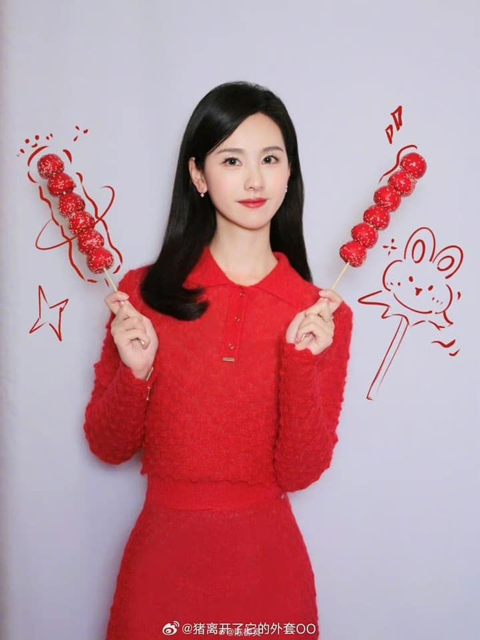 Thay vì chụp ảnh với lồng đèn, câu đối hay bao lì xì như đồng nghiệp, Trần Đô Linh lại tạo dáng dễ thương bên những cây kẹo đường. Hiện, nữ diễn viên đang tích cực ghi hình cho phim mới, cô cũng còn vô số dự án chờ lên sóng.