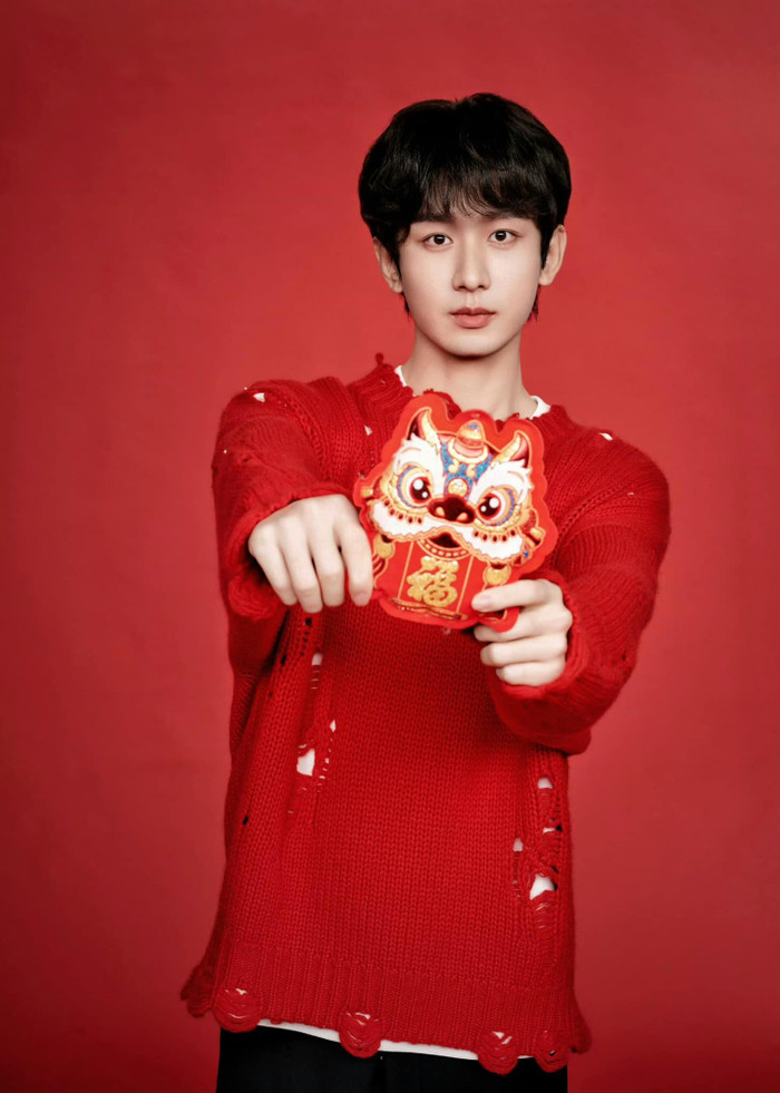 Thành Nghị chọn áo len đỏ cho bộ ảnh đầu năm, bên cạnh thiệp lì xì, nam diễn viên cũng tạo dáng cực đẹp bên đèn lồng, câu đối,... Trong năm vừa qua, tên tuổi nam diễn viên được nhắc đến nhiều, sau thành công của Liên Hoa Lâu.