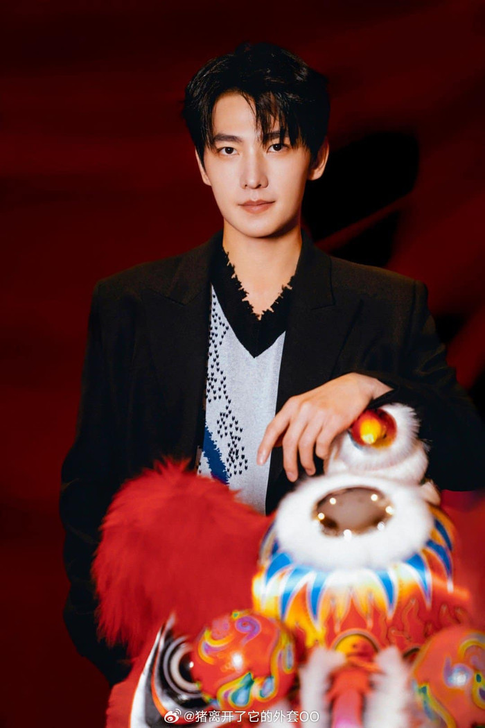 Lâu lắm fan mới thấy Dương Dương chụp ảnh chân dung, thời gian gần đây, anh có phần im ắng. Dương Dương chọn chụp ảnh cùng Lân Sư Rồng vào dịp đầu năm, anh diện vest đen đơn giản, khoe nhan sắc chuẩn soái ca màn ảnh.