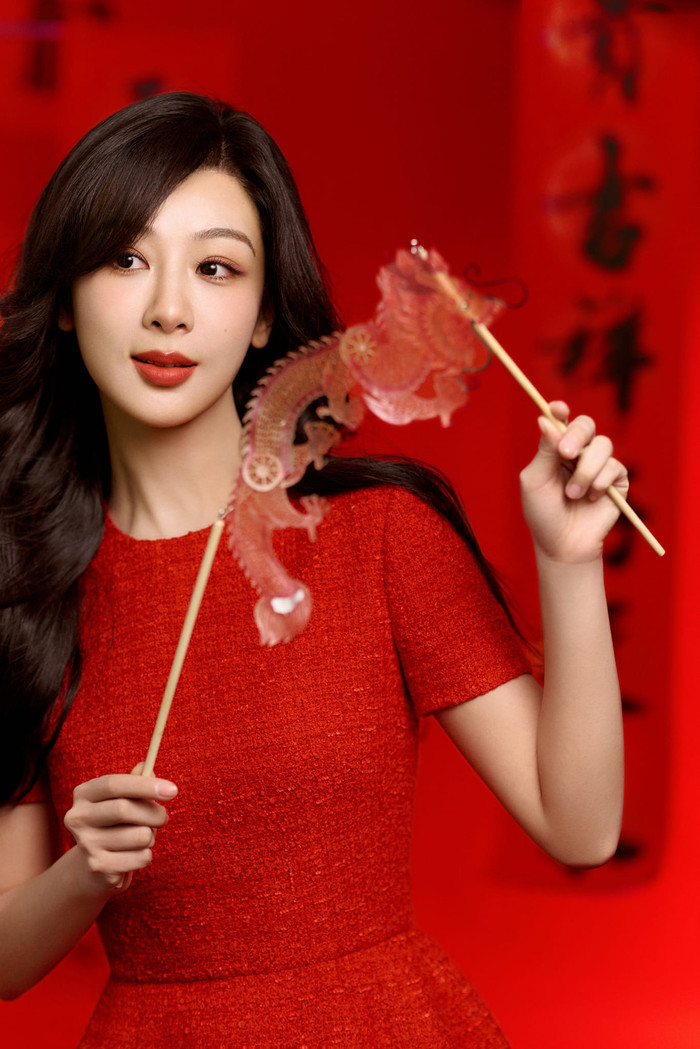 Dương Tử là một trong những sao nữ đăng ảnh năm mới sớm nhất. Cô diện váy tweet màu đỏ kín đáo, kết hợp với phụ kiện rồng đẹp mắt. Màu son đỏ đậm giúp Dương Tử trở nên nổi bật, tôn da.