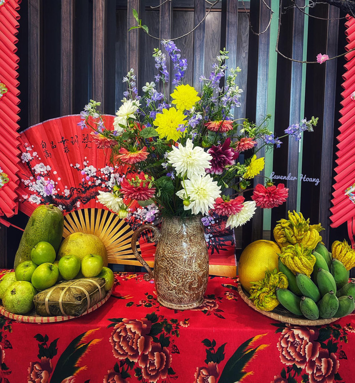 Tiếp tục là bình hoa thược dược đầy màu sắc. Ảnh: Hoàng Thu Hương