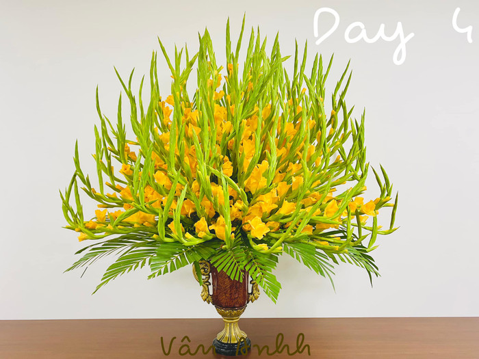 Bình hoa lay ơn vàng cực bắt mắt. ẢNH: Nguyễn Vũ Vân Anh