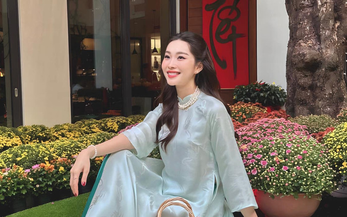 Hoa hậu Đặng Thu Thảo khoe áo dài Tết nhưng khung cảnh 'hào môn' xung quanh mới gây chú ý Ảnh 2