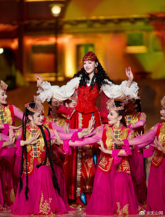 Địch Lệ Nhiệt Ba xuất hiện ở Xuân Vãn CCTV