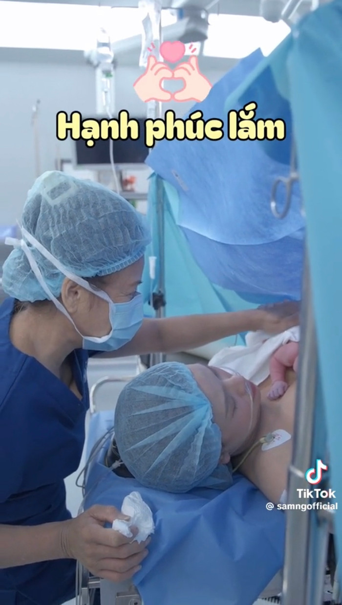 Sam kề da với con