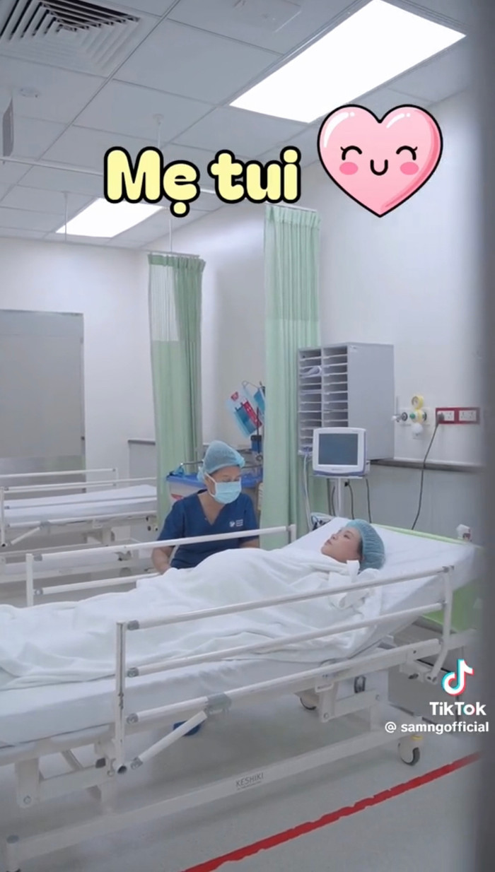 Sam thể hiện sự hạnh phúc vì có mẹ đồng hành trong cột mốc quan trọng của cuộc sống