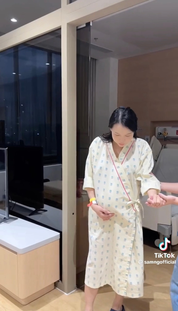 Sam tập đi những bước đầu tiên sau khi đẻ mổ