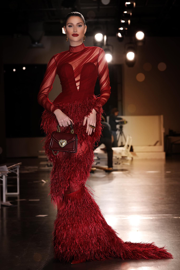 Cô nàng chọn lựa trang phục đến từ nhà thiết kế Lê Thanh Hòa để trình diện tại sự kiện thời trang lớn nhất thế giới. 