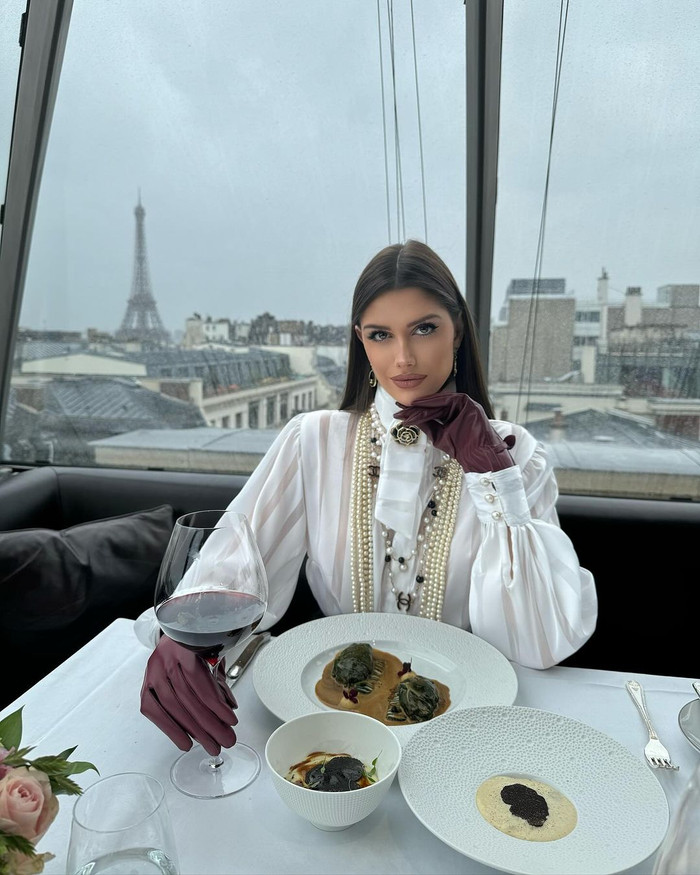 Isabella Menin sinh năm 1996, đến từ Brazil. Cô đăng quang Hoa hậu Hòa bình Quốc tế 2022 và được bình chọn  chuyên trang sắc đẹp uy tín Global Beauties bình chọn là 'Hoa hậu của những hoa hậu' (Miss Grand Slam) cùng năm. 