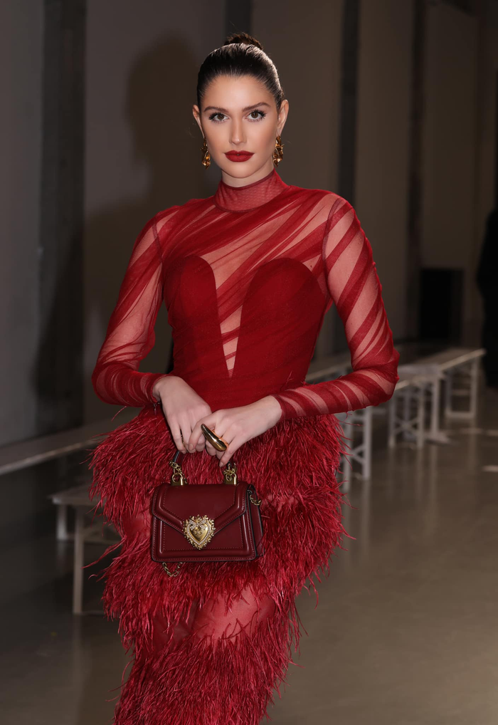 Mới đây, Hoa hậu đẹp nhất thế giới năm 2022 - Isabella Menin gây chú ý giới mộ điệu khi được vinh dự tham gia Paris Fashion Week. 