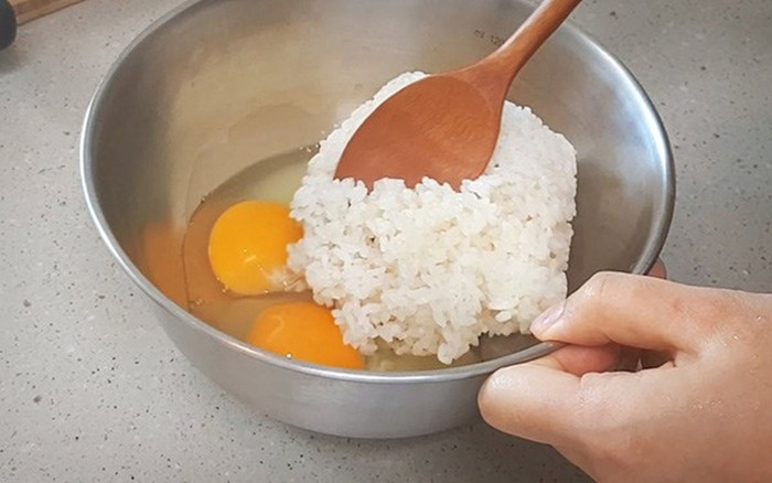 Làm món cơm rang trứng, cho trứng vào trước hay cơm vào trước? Ảnh 2