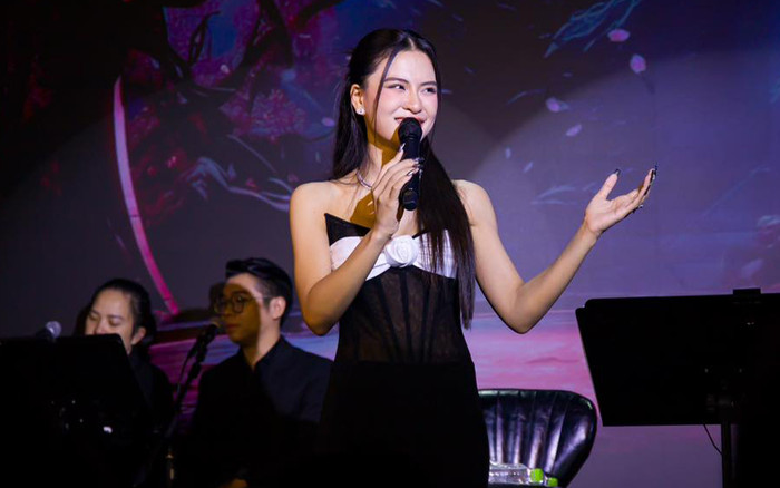 Khán giả yêu cầu cover 'Sau lời từ khước' trong đêm nhạc, Hà Nhi diễn tiểu phẩm trên sân khấu Ảnh 2