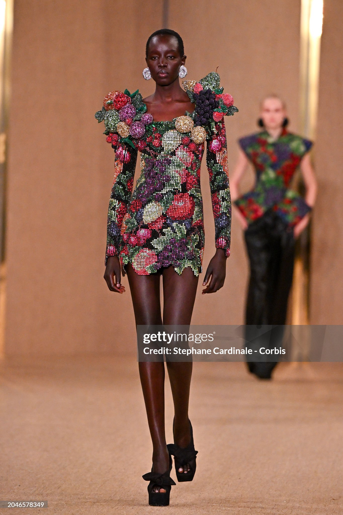 Bộ sưu tập Thu Đông 2024 được lấy cảm hứng từ tủ đồ lưu trữ Pierre Balmain và tích hợp thêm những nét văn hóa của nước Pháp. Các họa tiết chùm nho được xem là một biểu tượng gợi nhớ đến quê hương Bordeaux của vị giám đốc sáng tạo họ Rousteing.