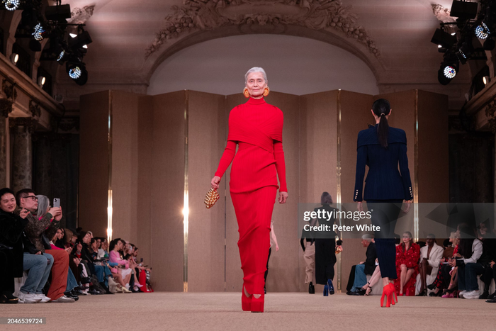 Điểm đặc biệt của show diễn Balmain lần này là giám đốc sáng tạo Olivier Rousteing đã chọn lựa nhiều người mẫu cao tuổi để thực hiện catwalk. 