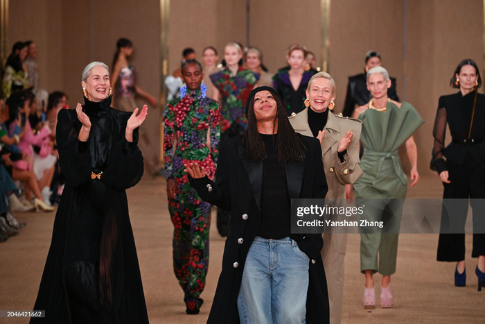Olivier Rousteing (giữa) không giấu được sự tự hào về bộ sưu tập lần này. Anh xuất hiện cùng hàng chục người mẫu trung niên và kết show một cách mãn nhãn. 
