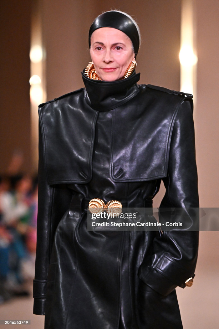 Mới đây, bộ sưu tập Thu Đông 2024 của thương hiệu Balmain chính thức được trình làng tại Tuần lễ thời trang Paris.