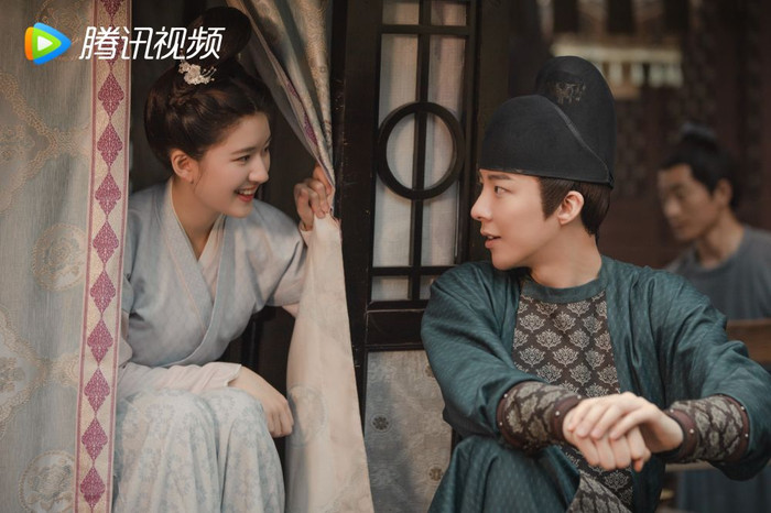 Cư dân mạng cho rằng Triệu Lộ Tư - Lưu Vũ Ninh trong phim có mối quan hệ giống 'đối tác kinh doanh' hơn tình nhân. 