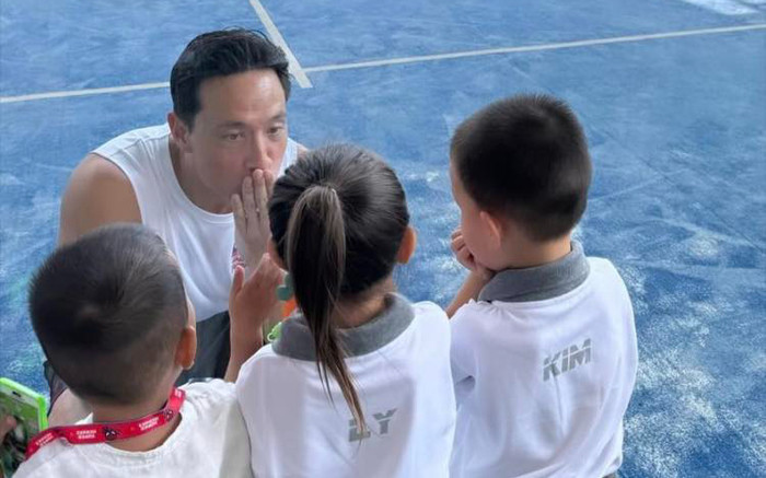 Cặp song sinh nhà Hồ Ngọc Hà đến ủng hộ ba chơi thể thao, còn làm điều 'ấm lòng' này Ảnh 2