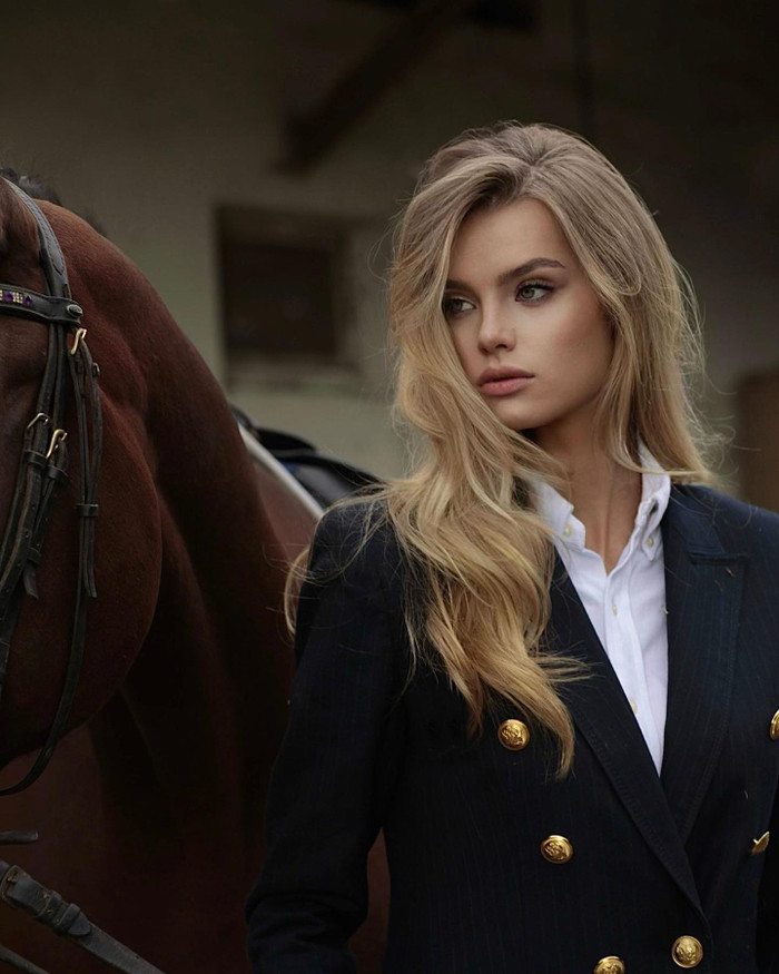 Người đẹp Cộng Hòa Séc là một trong những ứng viên có ngoại hình nổi bật nhất cuộc thi năm nay. Nhan sắc của cô nàng được đánh giá giống như 'búp bê sống' với đôi mắt sâu màu xanh olive, màu tóc vàng, sóng mũi L-Line cùng đôi môi tều ấn tượng.