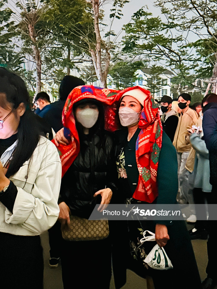 Dù mưa kèm lạnh nhưng nhiều người vẫn cố chờ màn trình diễn.