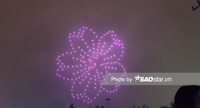 Tối 9/3, sự kiện diễn ánh sáng nằm trong chương trình “Du lịch Hà Nội chào 2024 - Get on Hanoi 2024' và công bố Quyết định công nhận Khu du lịch Nhật Tân với chủ đề 'Get on Hanoi 2024 - Sắc hương Tây Hồ' thu hút đông đảo người dân Hà Nội tới xem. 