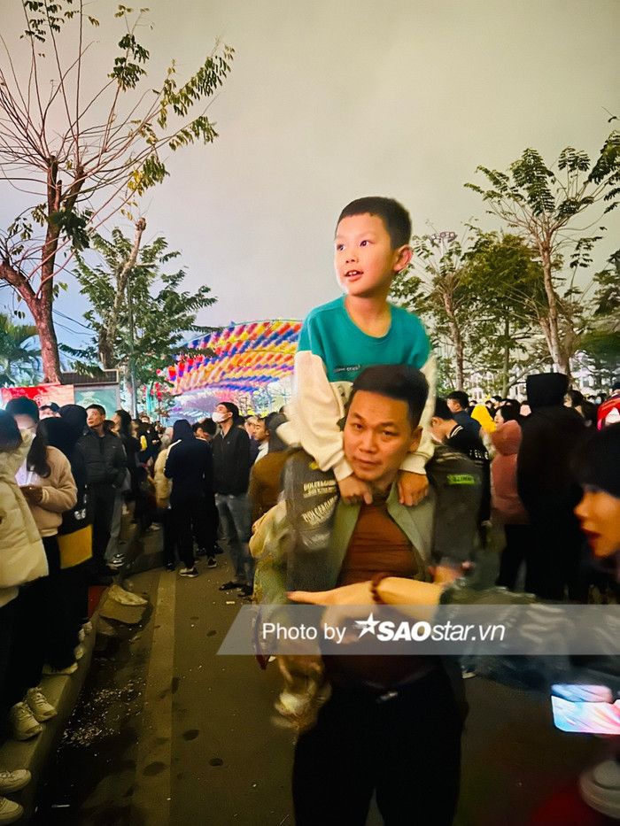 Rất đông người đổ về phố đi bộ Trịnh Công Sơn.