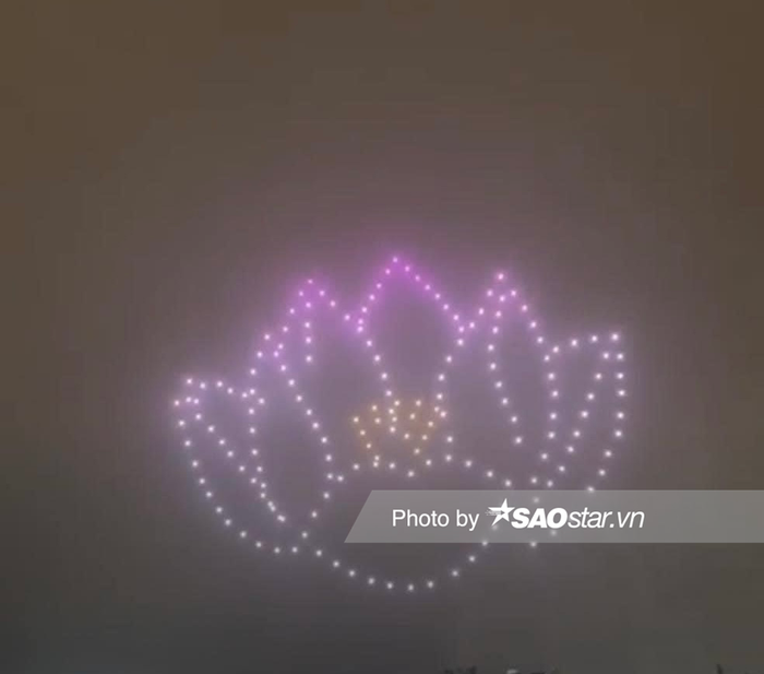 Trong khoảng gần 15 phút, người dân Thủ đô được chiêm ngưỡng màn trình diễn đặc sắc. Trên bầu trời, nhiều hình ảnh về Hà Nội được 300 chiếc drone tái hiện như: cầu Nhật Tân, Sen bách diệp, hoa đào, biểu tượng Khuê Văn Các...