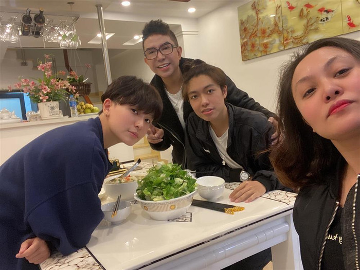 Long Nhật không ít lần vướng tin đồn giới tính, dù đã có gia đình, vợ con.