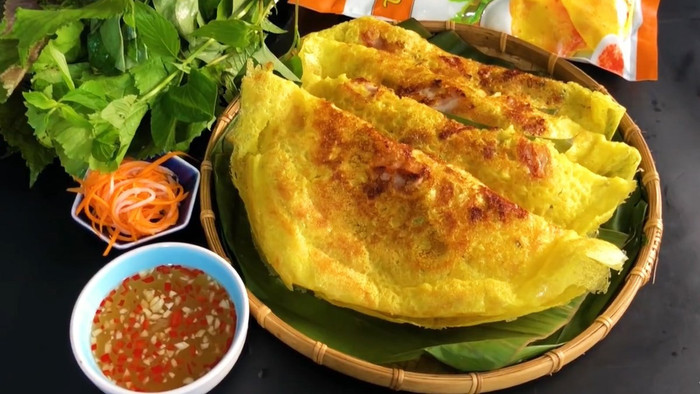 Bánh Xèo chấm cùng nước mắm chua ngọt ngon khó cưỡng