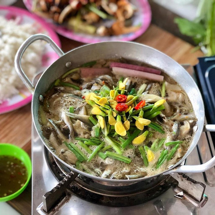 Lẩu cá linh bông điên điển là món ăn hấp dẫn ở Đồng Tháp