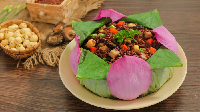 Cơm gạo lứt hấp lá sen bổ dưỡng thường được phục vụ ở các nhà hàng tại Đồng Tháp