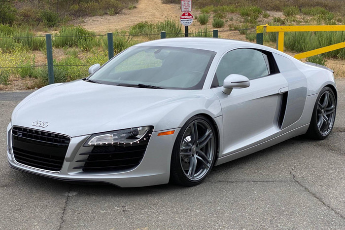 Trong bộ phim Iron Man 1, Robert Downey Jr. đã xuất hiện cùng chiếc Audi R8 đời 2008. Theo nhiều nguồn tin, sau khi hoàn tất bộ phim, chiếc xe này đã được tặng cho nam diễn viên vì sự cống hiến hết mình.